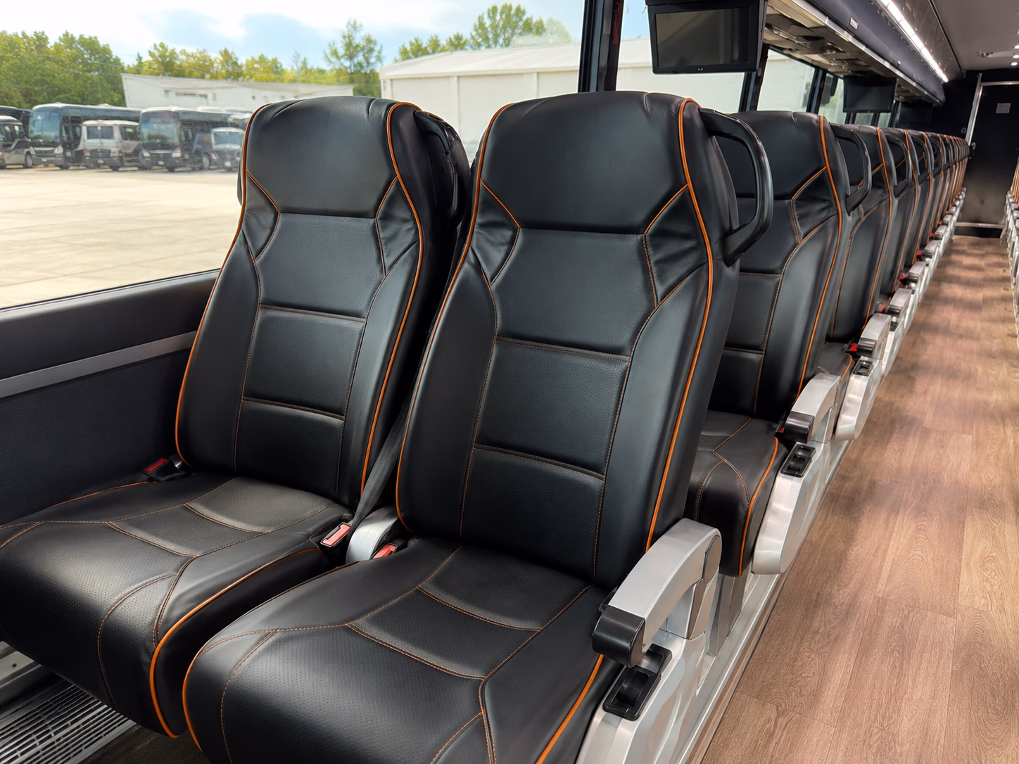charter bus shuttles to detroit metro airport dtw from rochester hills